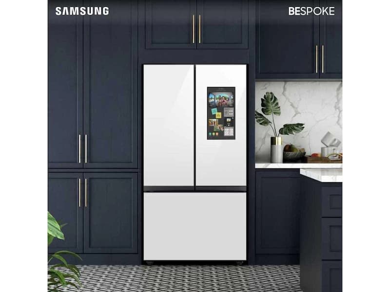 Bespoke 3-Door French Door Refrigerator (30 cu. ft.) - with Family Hub™ in White Glass